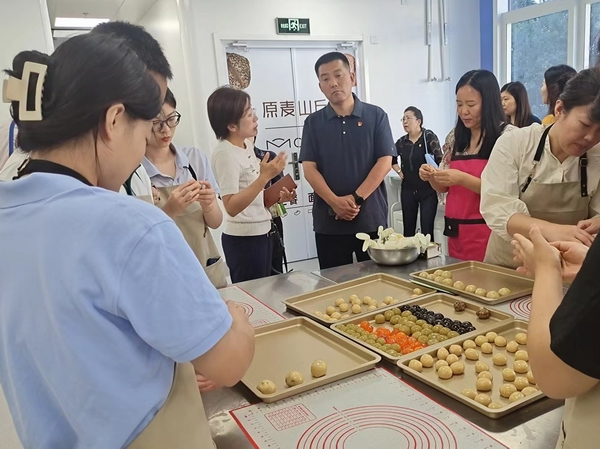 图为参观体验示范中心服务项目