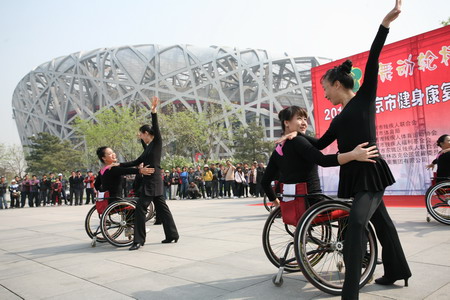 图为2012年北京市健身康复轮椅大步走活动现场（图2）