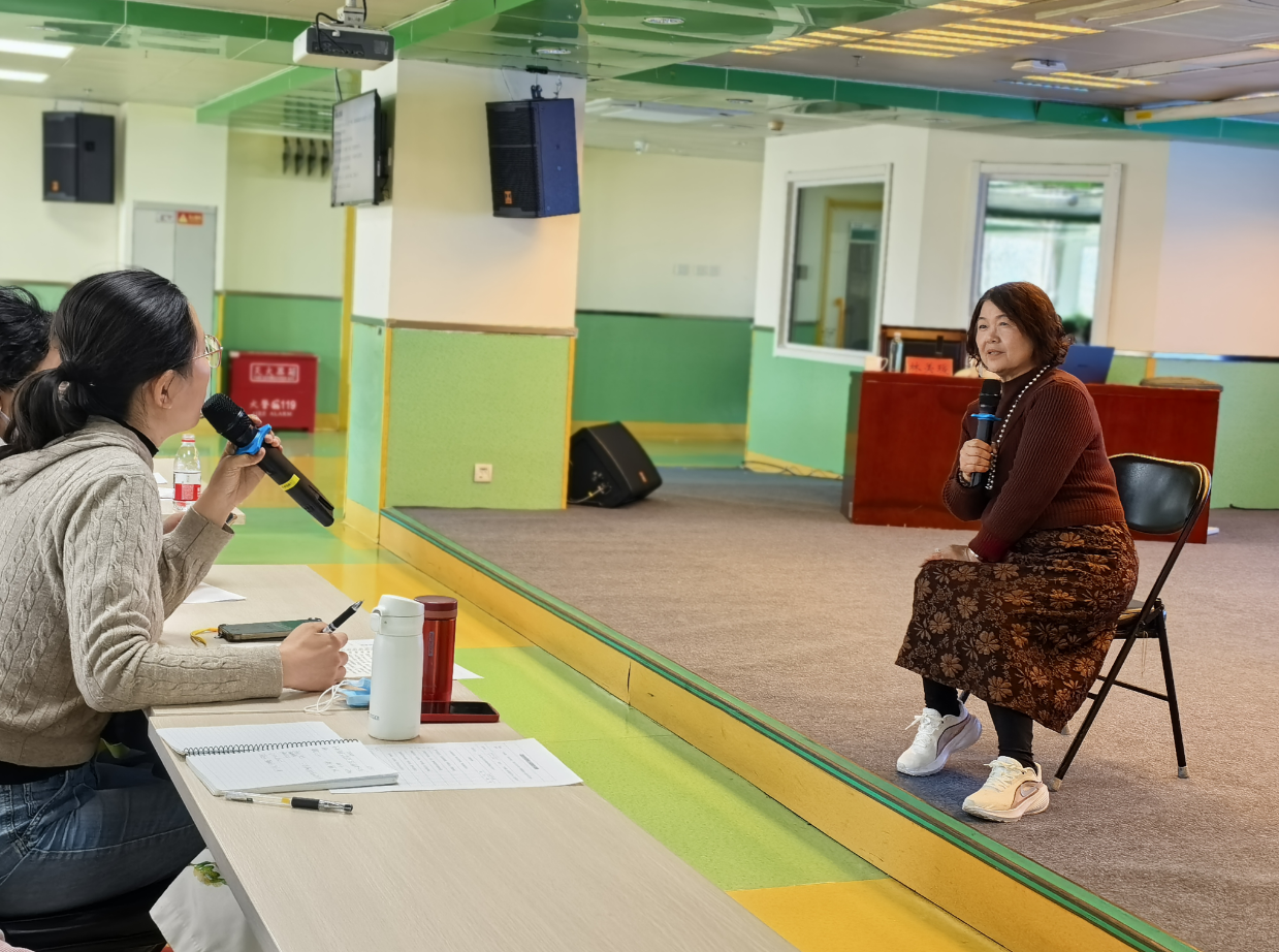 图为家长与授课专家积极互动