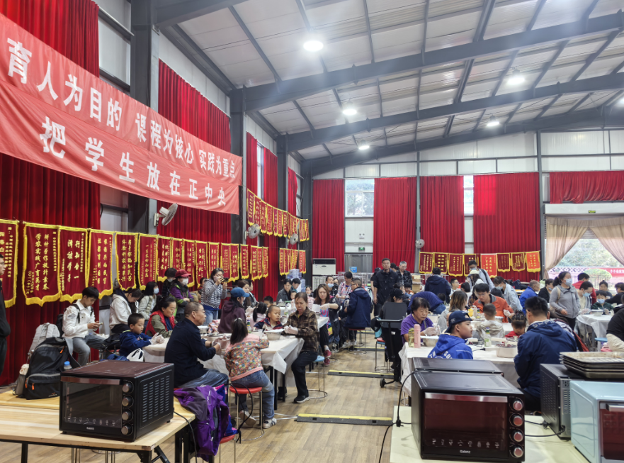 图为在训儿童在聆听披萨的制作方法