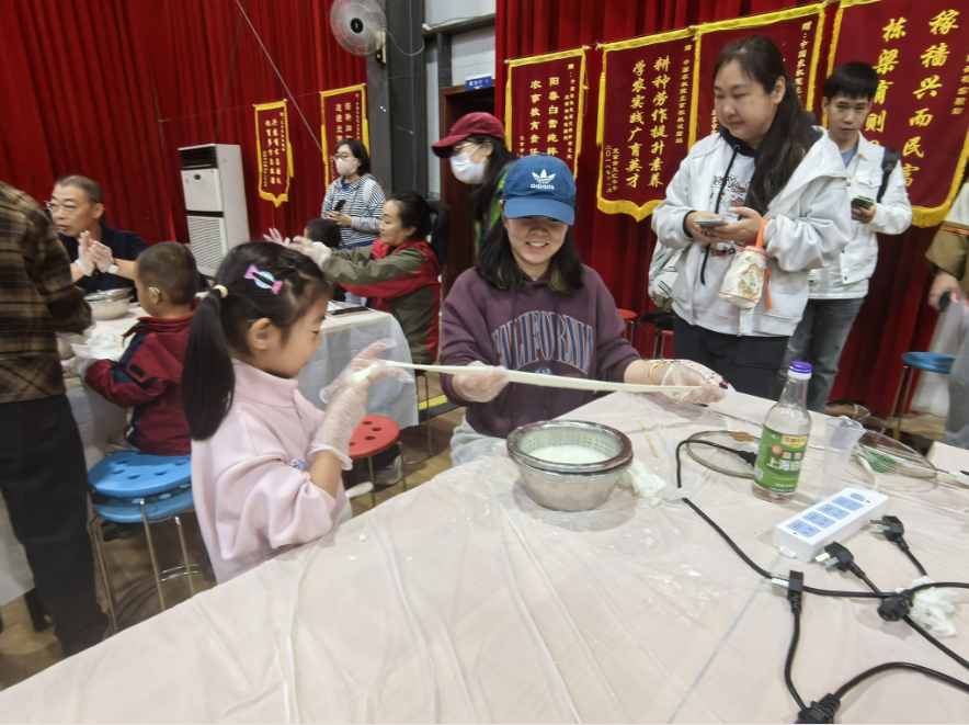 图为在训儿童在拉伸、制作奶酪