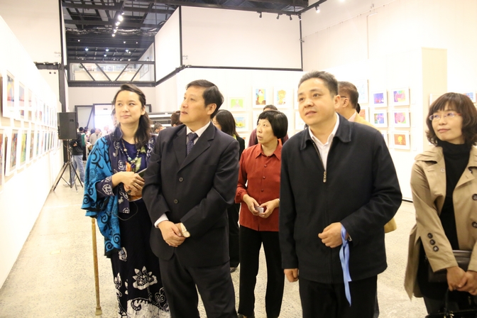 图为到场嘉宾参观画展