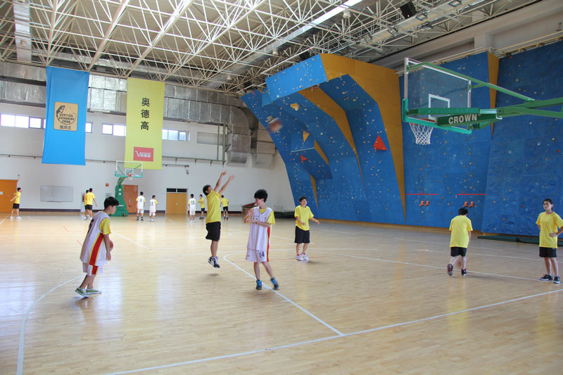 图片为 2012年残障青少年夏令营场景