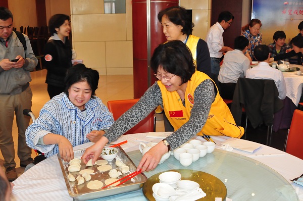 图为爱心午餐现场