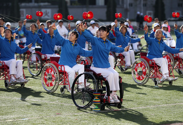 图为 残疾人展示空竹技艺