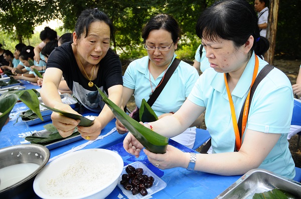 图为 学习包粽子