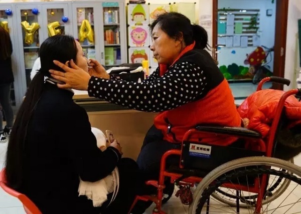 图为 化妆现场