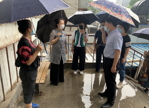 图为专家组指导评估现场