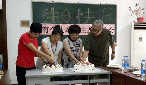 图为街道残联领导、老师、职康学员共切生日蛋糕