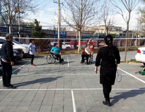 图为残疾人体验打羽毛球