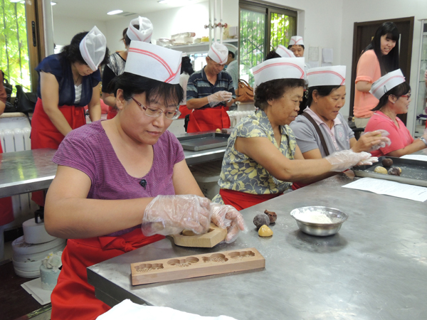 图为月饼制作现场。