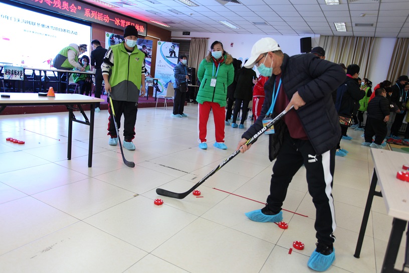 图为冰雪体验活动现场