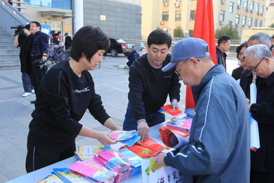 图为残联利用政法系统“开放日”宣传残疾人事业现场