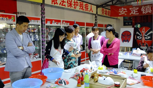 图为我区在安定职康站参观学习中