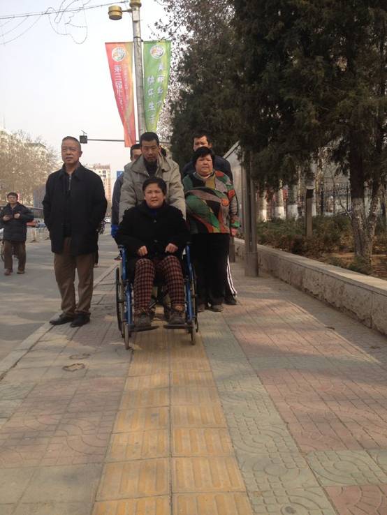 无障碍监督员和残疾人代表体验城市道路无障碍