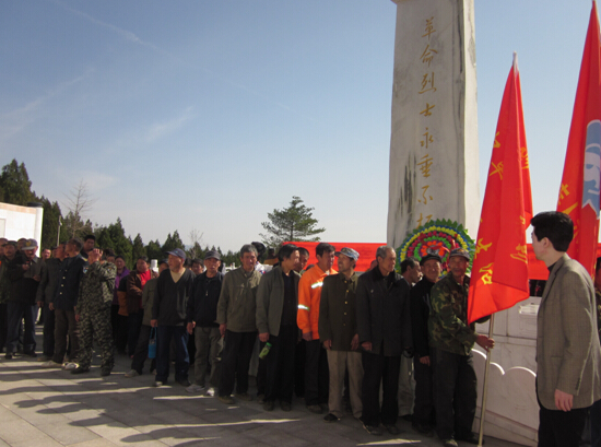 图为残疾人参观“昌平革命烈士纪念碑”