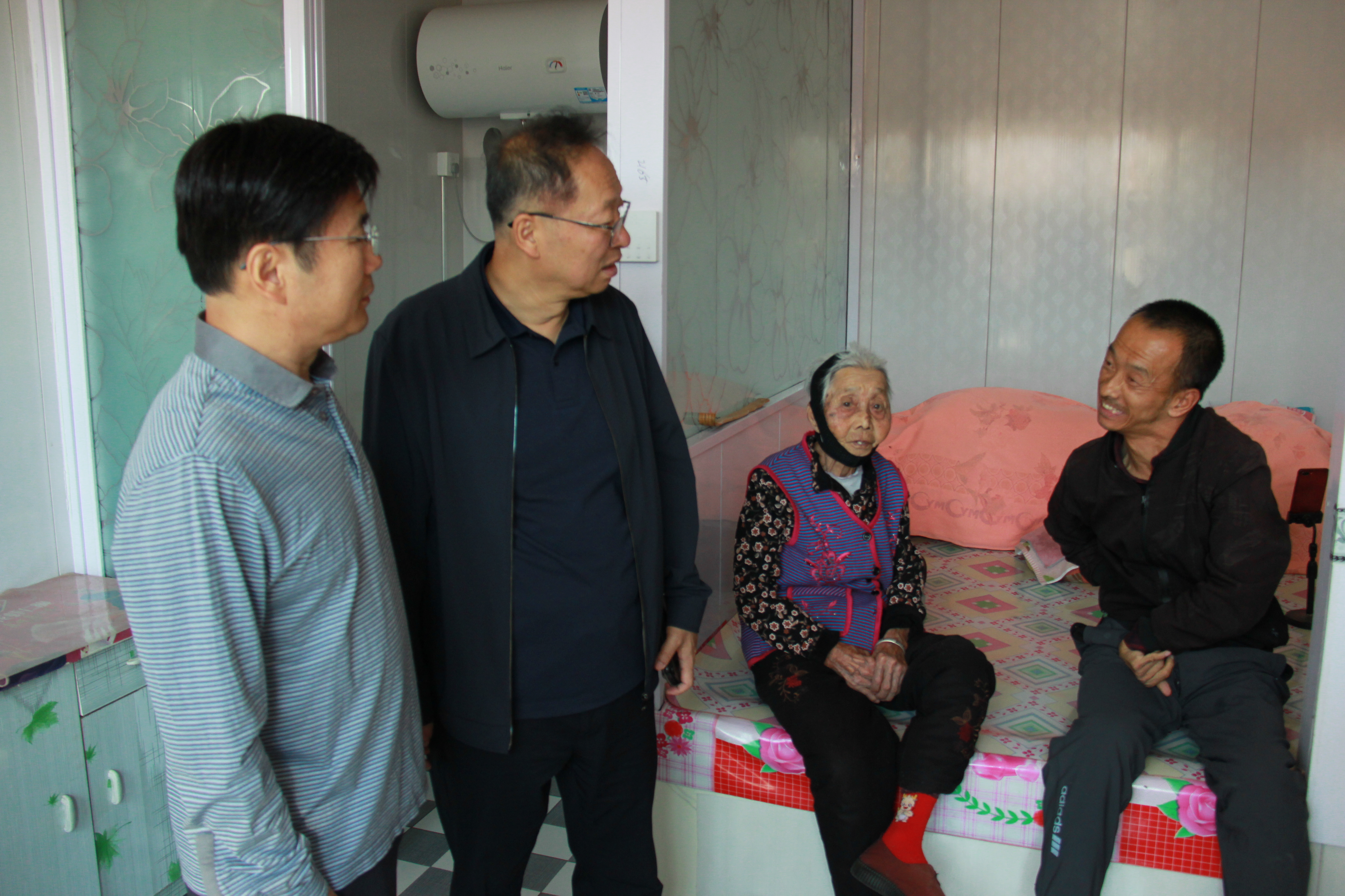 图为走访慰问现场
