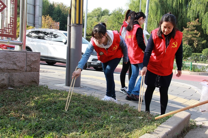 图为捡拾白色垃圾