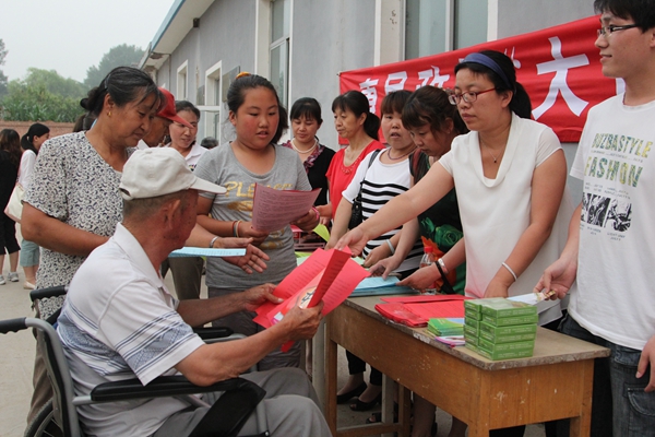 图为发放宣传材料现场