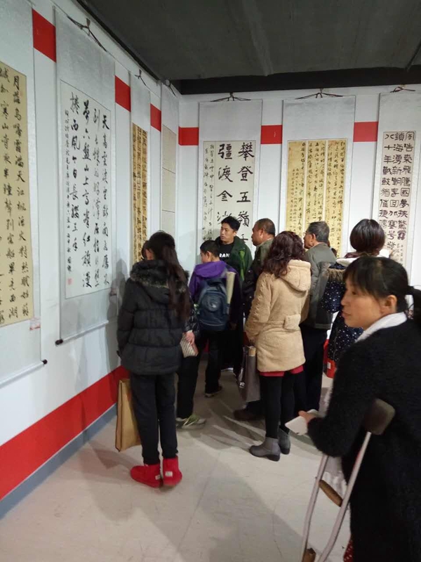 图为参观书画展览