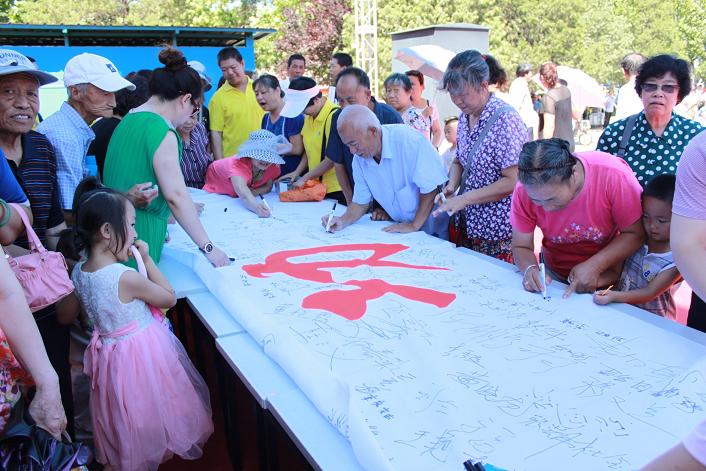 图为社区居民积极踊跃签名