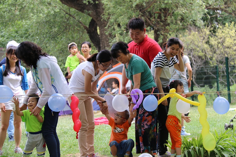 图为孩子们在愉快地做游戏