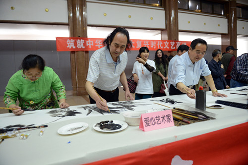 图为残健艺术家共绘百米长卷