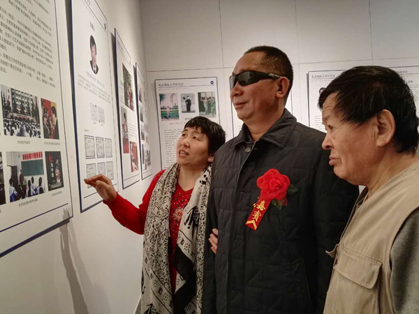 图为战斗英雄史光柱参观成果展