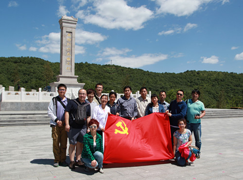图为：市辅具中心全体党员干部参观革命英雄纪念碑