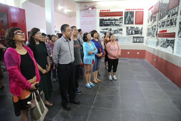 图为社就中心全体党员参观《没有共产党就没有新中国》纪念馆
