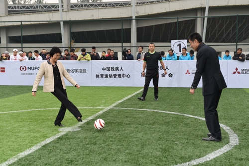 图为王梅梅副理事长为首场盲人足球比赛开球