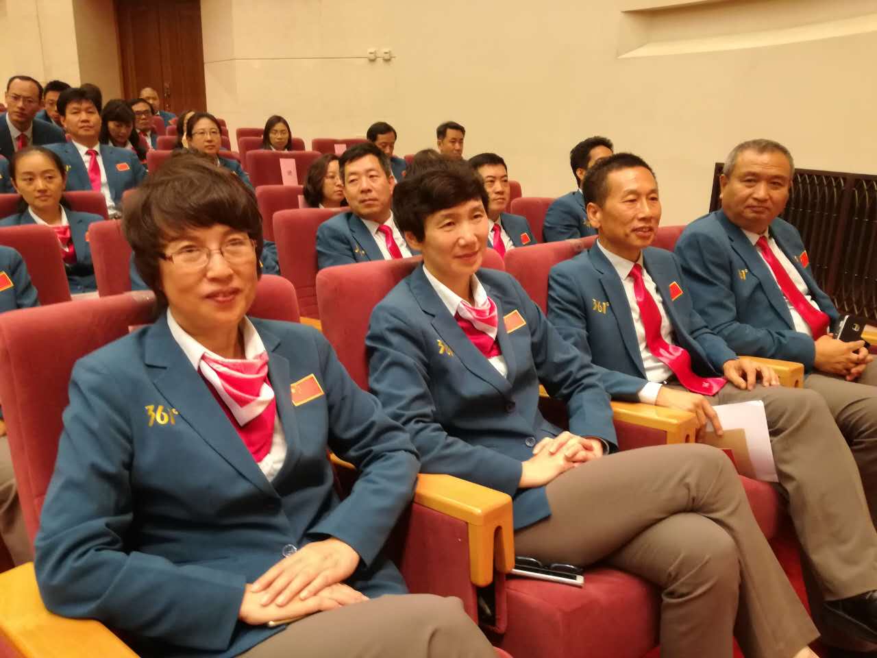 全国妇联授予周佳敏等23 名女运动员全国三八红旗手荣誉称号、中国田径女子T11-13 级4×100 米接力队等5 个团体全国三八红旗集体荣誉称号。