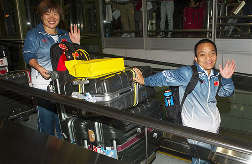 9月20日，里约残奥会中国代表团的运动员步出机场。当日，里约残奥会中国代表团抵达北京首都国际机场，受到群众的热烈欢迎。 新华社记者陈晓伟摄