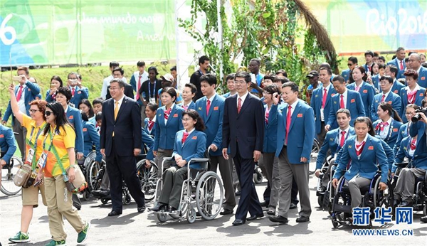 9月5日，中国代表团成员在升旗仪式上入场。当日，里约残奥会中国体育代表团在里约残奥村举行升旗仪式。 新华社记者李钢摄