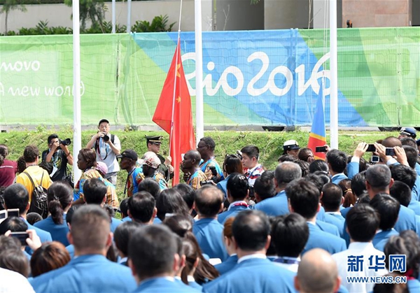 9月5日，中国代表团成员在升旗仪式上。当日，里约残奥会中国体育代表团在里约残奥村举行升旗仪式。 新华社记者李钢摄