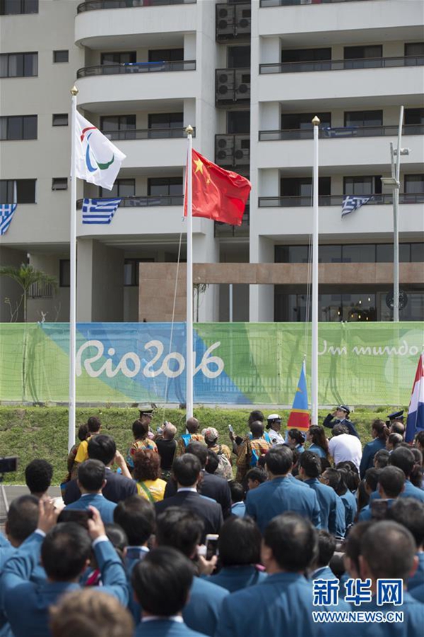 9月5日，中国代表团成员在升旗仪式上。当日，里约残奥会中国体育代表团在里约残奥村举行升旗仪式。 新华社记者杨磊摄