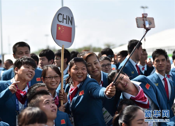 9月5日，中国代表团成员在升旗仪式上合影留念。 当日，里约残奥会中国体育代表团在里约残奥村举行升旗仪式。 新华社记者朱峥摄