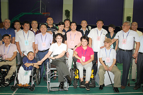 图为张海迪与青岛市残疾人企业家协会代表合影