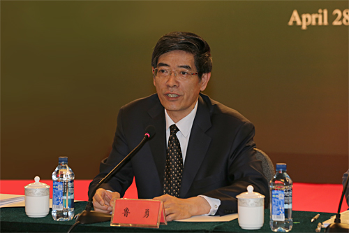 图为中国残联党组书记、理事长鲁勇宣布关于中国残疾人福利基金会理事会换届人事安排