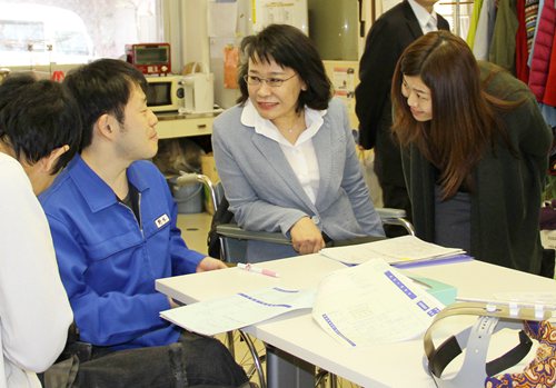 图为张海迪主席考察东京新宿区残疾人福利中心时与残疾人亲切交谈