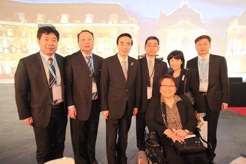 图为程凯会见国际残疾人职业技能竞赛联合会主席藤井伸章先生、康复国际秘书长维纳斯·伊拉甘女士
