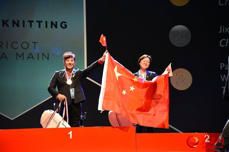 宋爱霞（左）、申季学（须莉莉代领）获得手工编织项目金银牌。王远摄