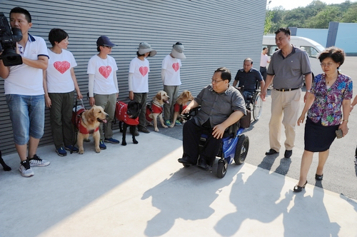 图为吕世明调研导盲犬培训基地