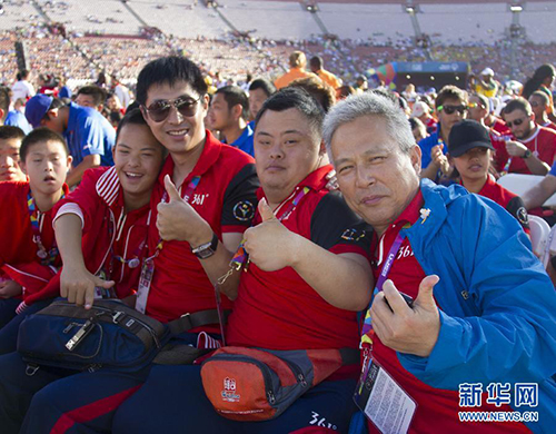 图为洛杉矶特奥会闭幕现场 中国特奥运动员在闭幕式上合影