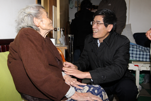 图为鲁勇到北京市西城区走访慰问困难残疾人家庭