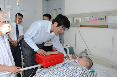 图为鲁勇到四川八一康复中心看望正在接受康复治疗的5·12地震伤员