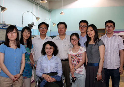 图为中国残联主席张海迪与清华大学机械工程系智能与生物机械实验室师生合影