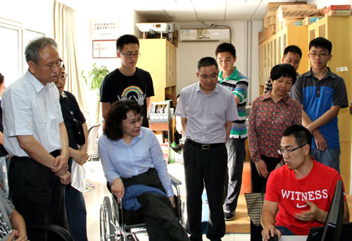 图为中国残联主席张海迪在北京大学工学院智能康复工程技术研究中心调研