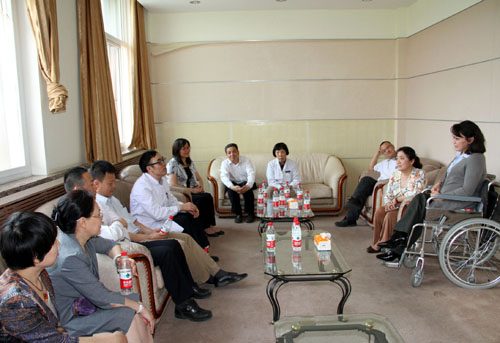 图为中国残联主席张海迪与北京大学第六医院院长陆林等同志座谈