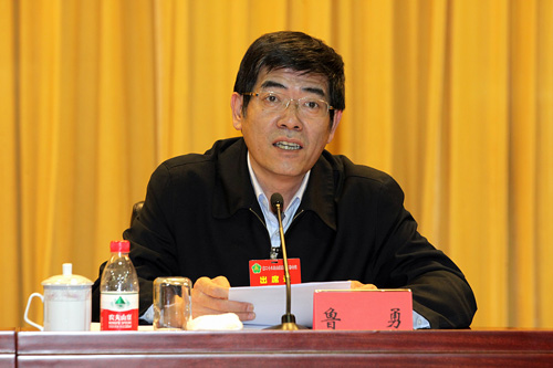 图为中国残联党组书记、理事长鲁勇作会议总结